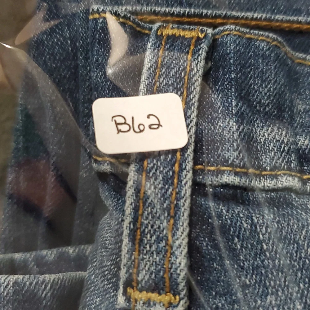 Levi 515 boot cut womens size 12M Blue Jeans Casual Medium Wash Distressed - Picture 12 of 12